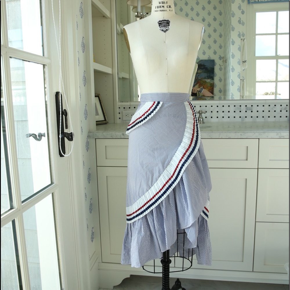 CUTEST SKIRT !! BATELY BEEN WORN!!